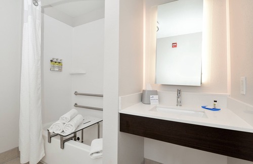 Pueblo Hotel | Holiday Inn Express & Suites Pueblo North by IHG
