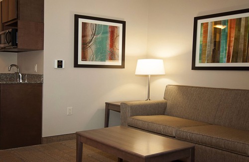 Greenwich Hotel | Holiday Inn Express & Suites Wichita Northeast by IHG