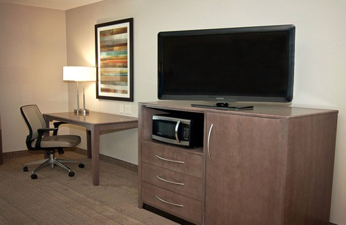 Greenwich Hotel | Holiday Inn Express & Suites Wichita Northeast by IHG