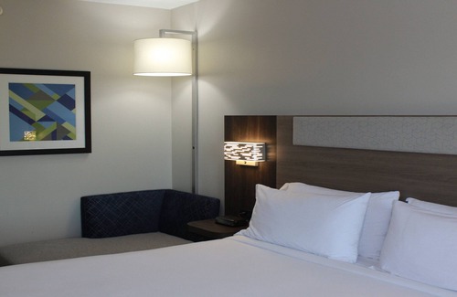 Wilson Hotel | Holiday Inn Express & Suites Wilson-Downtown by IHG