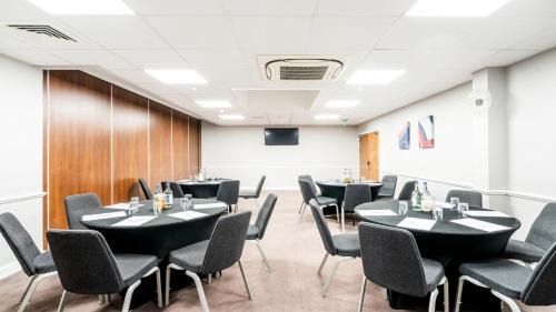 Luton Hotel | Holiday Inn London Luton Airport by IHG