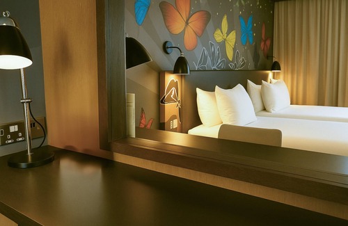 Amesbury Hotel | Holiday Inn Salisbury - Stonehenge by IHG