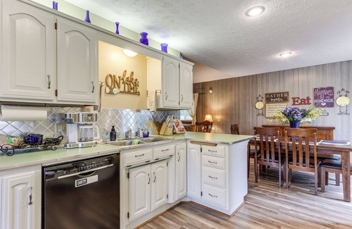 Eureka Springs House | Holiday Island Family Home on 13th Green!