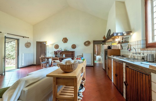 Ponte di Gabbiano House | Holiday Home 'Fienile' with Shared Pool, Shared Garden and Wi-Fi