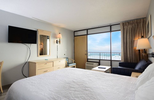 Downtown Myrtle Beach Hotel | Holiday Sands North On the Boardwalk