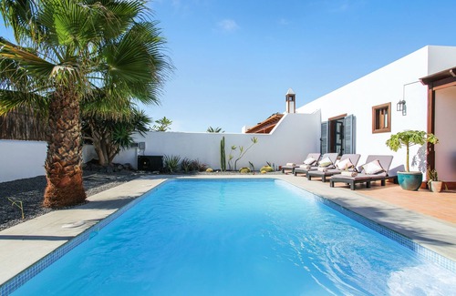 Playa Blanca Villa | Holiday Villa Casa Sultana Close to Beach with Mountain View, Wi-Fi, Terrace & Pool