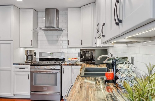 Ballwin House | Holidays in St Louis! Private Ranch Home for 1-6 Guests