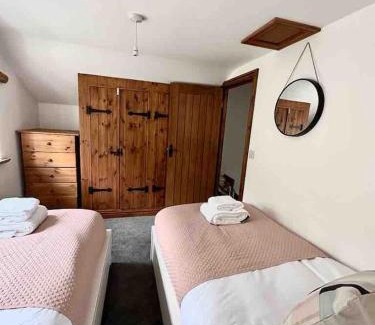 Stockport House | Hollins Cottage. Central location, Marple Bridge