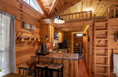 Hendersonville Cabin | Hollow Hideaway - Minutes to Dupont State Forest!