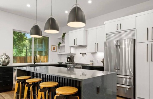 East Cesar Chavez Apartment | Holly #A xxxxxxxxxxx
