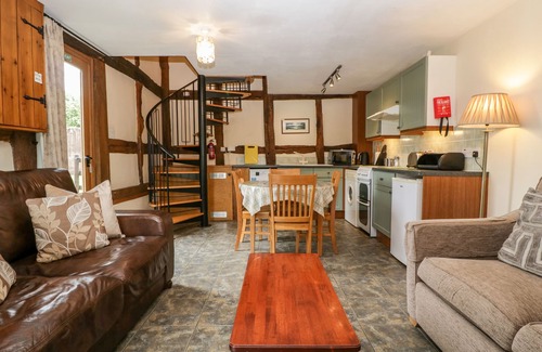 Leominster Cottage | HOLLY BUSH, character holiday cottage, with a garden in Luntley