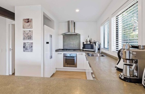 Kelvin Heights House | Holly Court Haven | Spa Pool