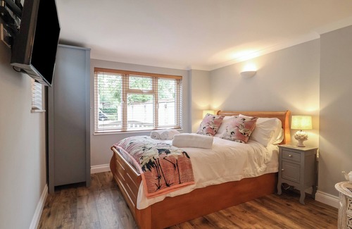 Lavenham Cottage | HOLLY HOUSE STUDIO, pet friendly, with a garden in Lavenham