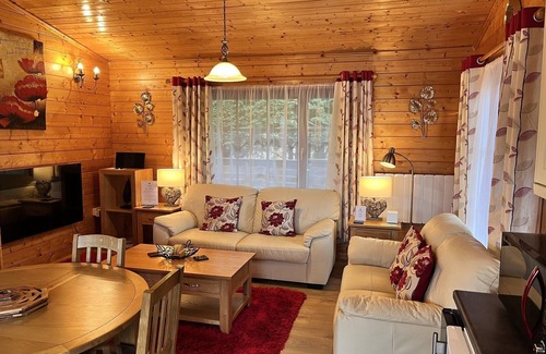 Heacham Cabin | Holly Lodge, Cedar Springs, Heacham. 5 Mins Walk to Beach