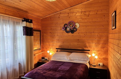 Heacham Cabin | Holly Lodge, Cedar Springs, Heacham. 5 Mins Walk to Beach