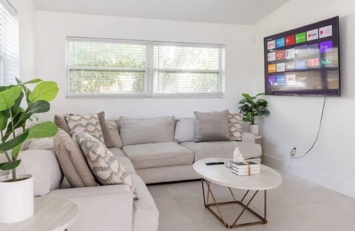 Driftwood House | Hollywood Dream home! King and Queen Beds + Pool!