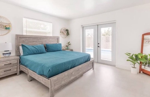 Driftwood House | Hollywood Dream home! King and Queen Beds + Pool!