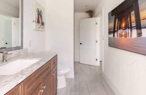 Driftwood House | Hollywood Dream home! King and Queen Beds + Pool!