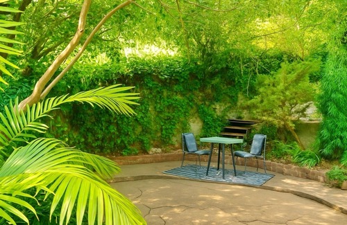 Hollywood Hills West Cottage | Hollywood Hills Guest House+Views+Outdoor Patio+Garden+Free Street Parking