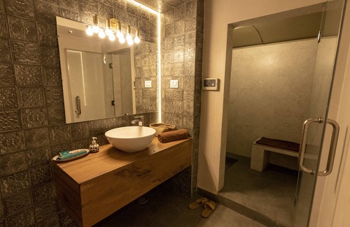 Rishikesh Hotel | HOLYWATER Hotel by Ganga Kinare (150 mts from Ganga Ghat)