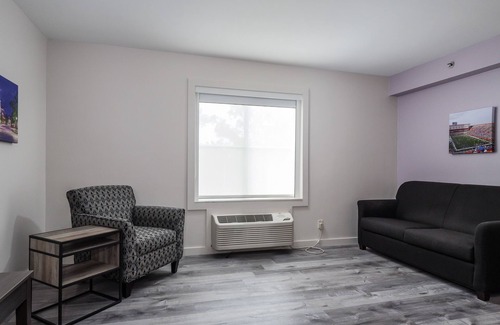 Gainesville Hotel | HOM Hotel Gainesville, SureStay Collection by Best Western