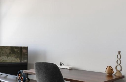 Mitchell Park Apartment | Home Abroad - 3BR with Dedicated Workspace