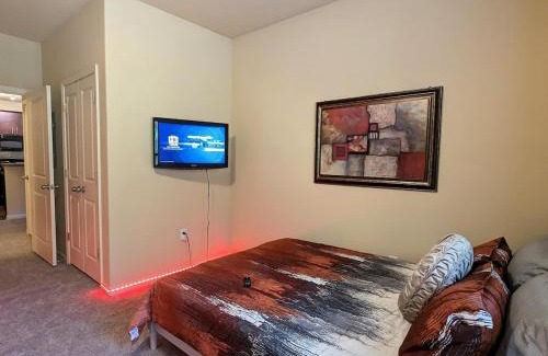 Executive Park Apartment | Home Away from Home for the Holidays - "Sleeps 7" Come Stay & Play INSTANT BOOKING!