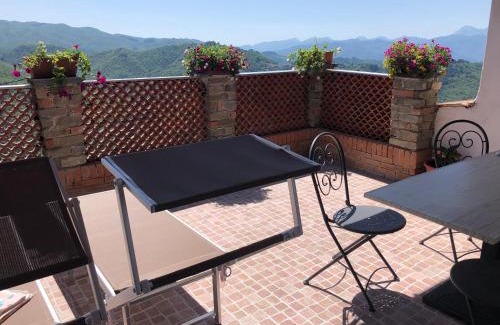 Crasciana House | Home Holidays Crasciana, con terrazza vista sulle Alpi Apuane.