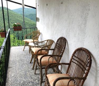Crasciana House | Home Holidays Crasciana, con terrazza vista sulle Alpi Apuane.