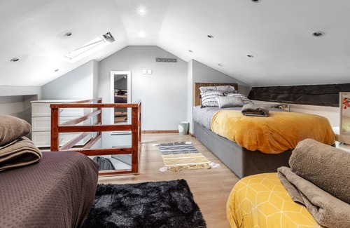 Liverpool Villa | Home in Anfield+hot tub+Free Parking Sleeps 11!