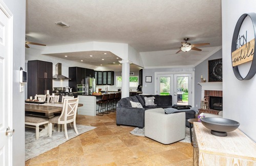 League City House | Home in League City, TX with firepit & grill