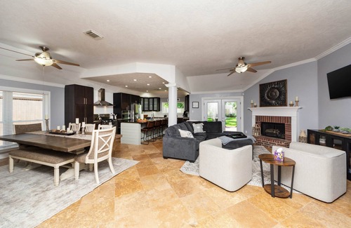 League City House | Home in League City, TX with firepit & grill