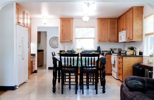 Medford House | Home in Medford, sleeps 8, 10-min to most places