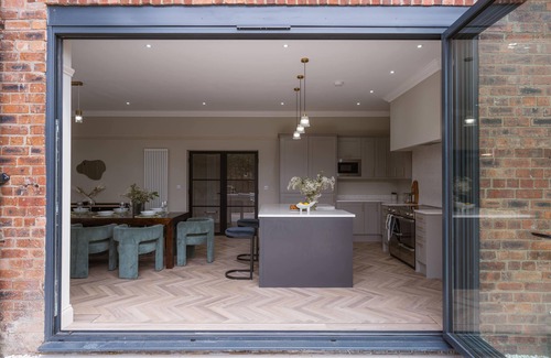 Lincoln House | Home In The Heart of Lincoln + Hot Tub + Parking