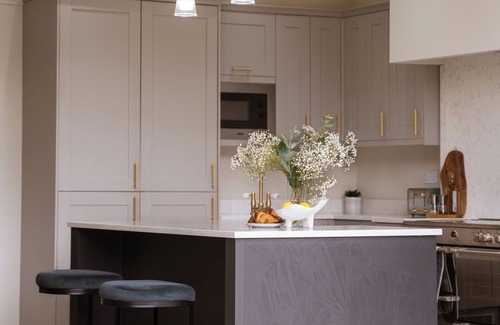 Lincoln House | Home In The Heart of Lincoln + Hot Tub + Parking