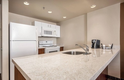 Regina Hotel | Home Inn & Suites Regina East