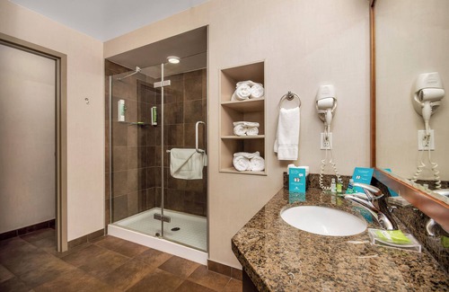 Regina Hotel | Home Inn & Suites Regina East