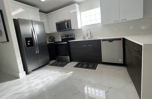 Miami Gardens House | Home luxury with a heated pool at Miami lakes