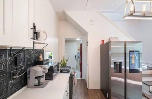 Cabbagetown Apartment | Home Office, Free Wi-fi, Parking, 6 beds, Beltline