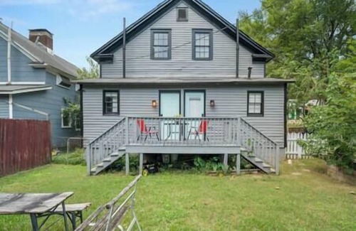 Cabbagetown Apartment | Home Office, Free Wi-fi, Parking, 6 beds, Beltline