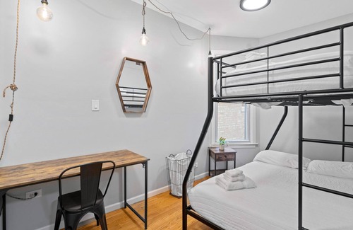 Irving Park East Apartment | home sweet home chicago - garage parking & downtown in 20m