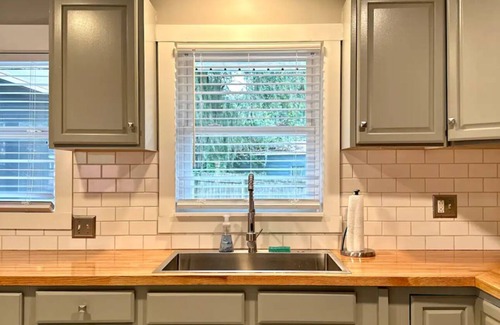 Shell Point House | Home Under The Oaks - 3 bedroom - 2 bath - 2 Miles to Parris Island!