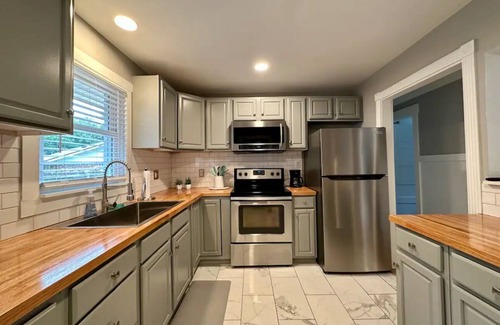 Shell Point House | Home Under The Oaks - 3 bedroom - 2 bath - 2 Miles to Parris Island!