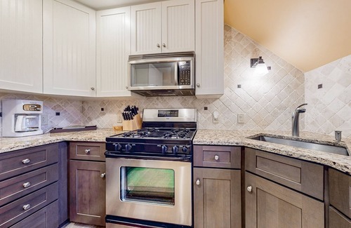 Proctorsville House | Home with private apartment, patio, fireplace, on-site pool, gym & tennis access