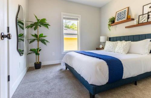 Downtown House | Home with Private Backyard 3 mins to Downtown Raleigh!