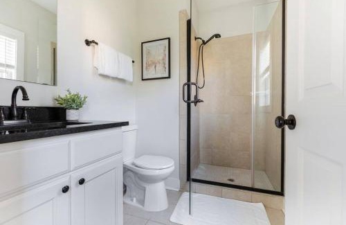 Downtown House | Home with Private Backyard 3 mins to Downtown Raleigh!