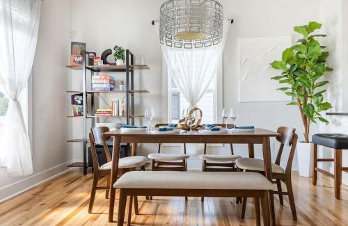 Downtown House | Home with Private Backyard 3 mins to Downtown Raleigh!