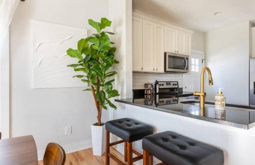 Downtown House | Home with Private Backyard 3 mins to Downtown Raleigh!