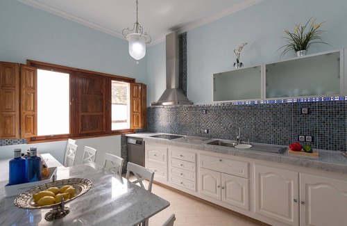 Casco Historico de Arucas Apartment | HomeForGuest NEW Duplex with Rooftop next to Arucas Cathedral