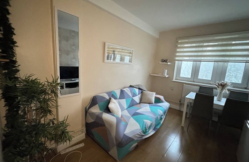 South Bermondsey Apartment | Homely 2BD Flat in the Heart of Bermondsey